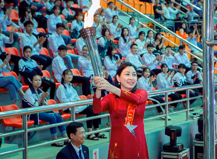 Bà Đinh Thị Lụa, Phó Bí thư Thường trực Tỉnh ủy Hà Nam thắp lửa đài Hội khoẻ Phù Đổng.