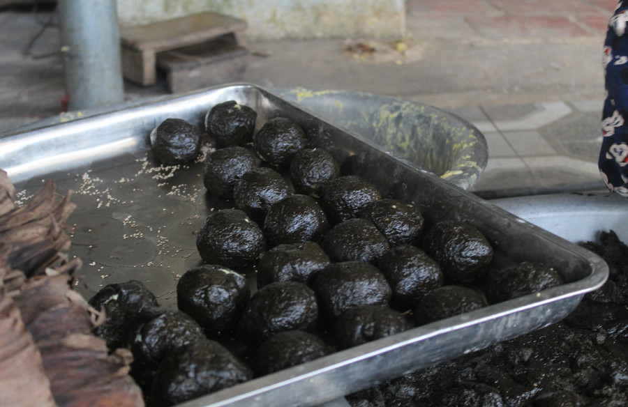 Bao bọc bên ngoài là bột nếp xay nguyễn hòa cùng bột lá gai tạo thành lớp vỏ màu đen óng ánh. Ảnh: LT.