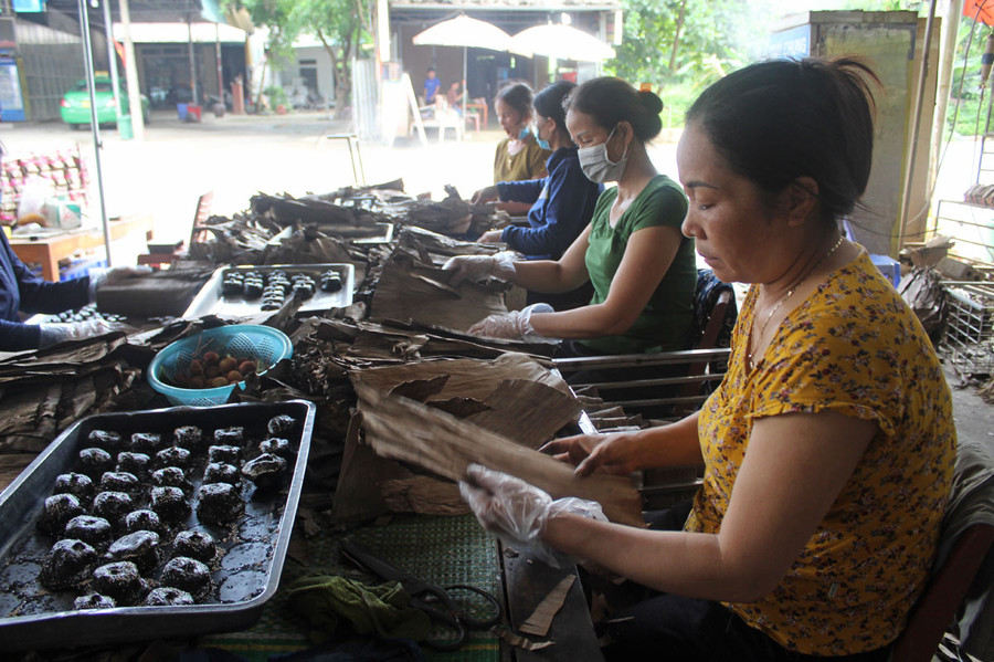 Trung bình mỗi ngày cơ sở làm bánh gai của bà Chung (áo vàng) cung ứng ra thị trường 5.000 - 6.000 bánh. Ảnh: LT.