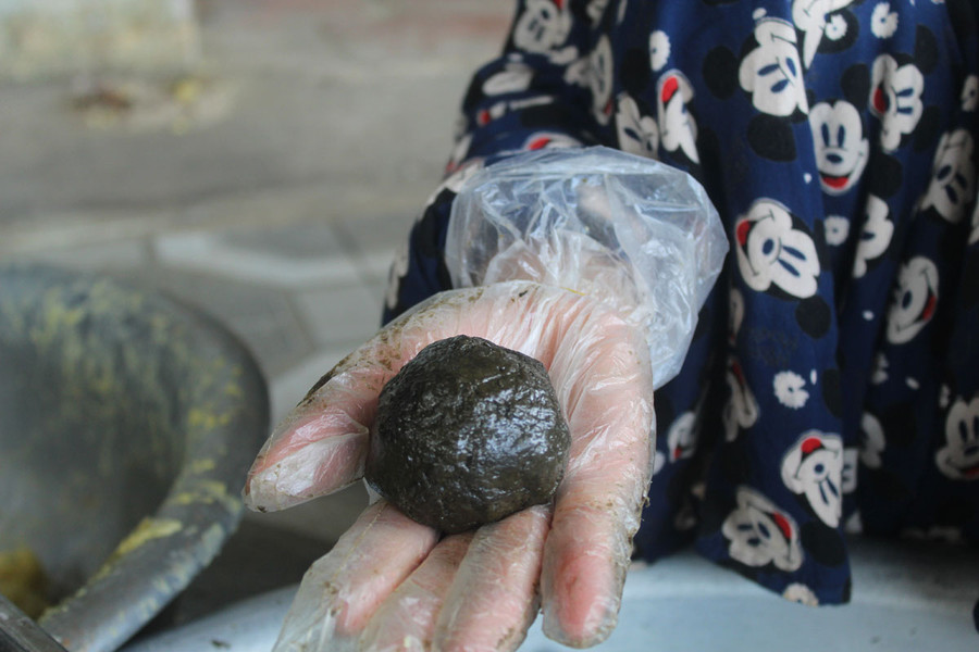 Nhân bánh được làm từ bột đậu xanh, dừa nạo sợi. Ảnh: LT.