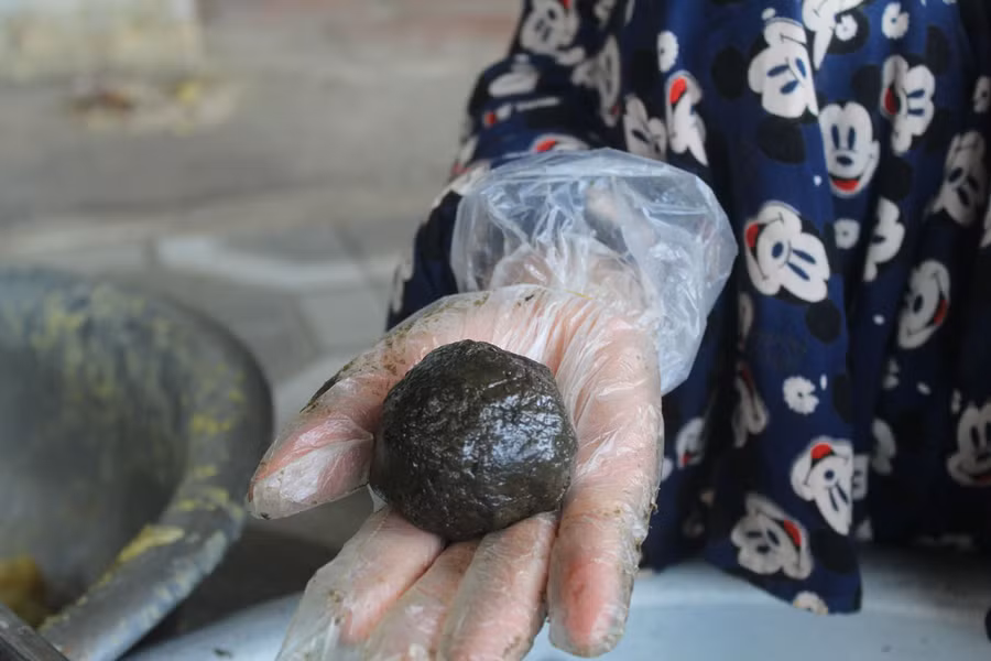 Nhân bánh được làm từ bột đậu xanh, dừa nạo sợi. Ảnh: LT.