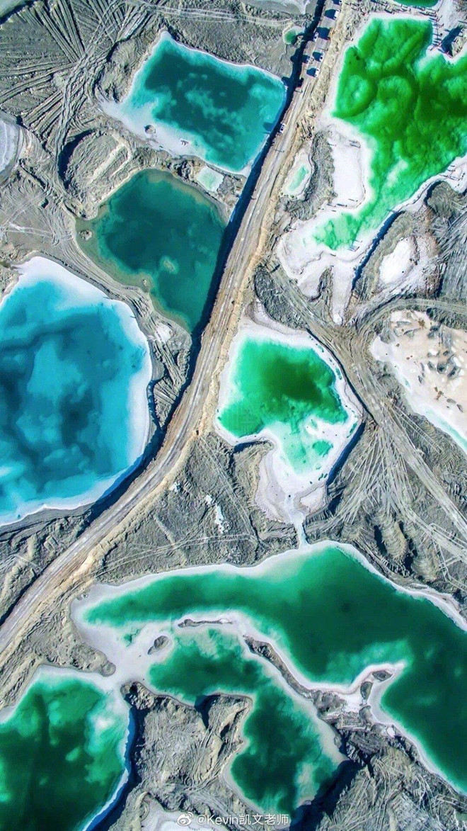 Đến nay, anh đã mua ba camera và 11 drone, chụp hơn 400.000 ảnh và quay nhiều video time-lapse cũng như từ trên cao. “Drone của tôi đã bay tổng cộng 7.450 km. Nó chỉ bay được 2 km mỗi lần (trước khi hết pin)”, anh nói. Trong ảnh,Hồ Ngọc Bích ở tỉnh Thanh Hải, tây bắc Trung Quốc. Chang trai an, ngu tren tau, di khap Trung Quoc chup lai canh ky vi hinh anh 3