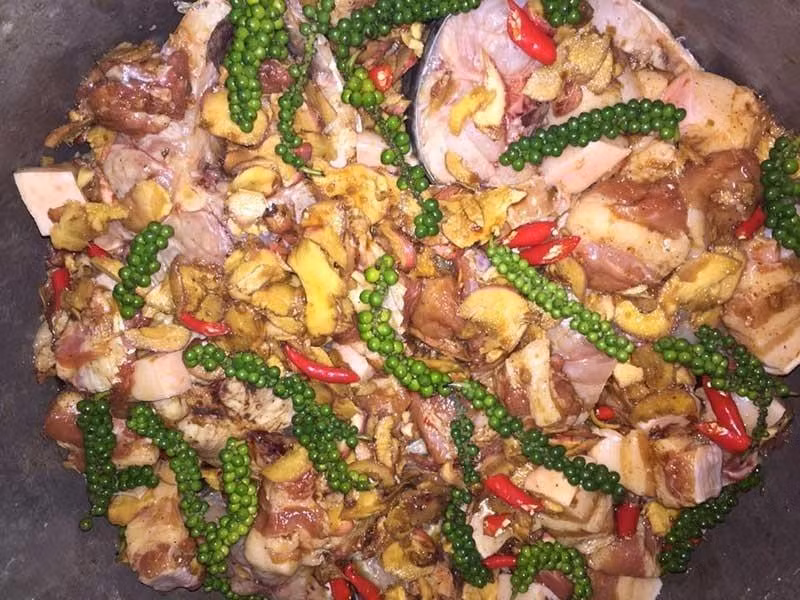 Cách kho cá vừa thơm ngon vừa mất hẳn vị tanh, chỉ cần bỏ thứ này vào nồi