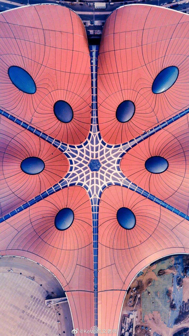 Hành trình của anh cũng gặp những cảnh khổ. “Sau đó, tôi lại thấy đứa bé đó bới rác và uống nước từ một cái chai bỏ đi. Hình ảnh đó rất đau lòng. Dù có nhiều thành phố hoa lệ ở Trung Quốc, còn nhiều vùng quê nghèo, mọi người sống khó khăn... tôi hy vọng ảnh của tôi có thể giúp mọi người thấy được bộ mặt thật nhất của Trung Quốc”. Trong ảnh, sân bay Đại Hưng ở Bắc Kinh. Chang trai an, ngu tren tau, di khap Trung Quoc chup lai canh ky vi hinh anh 9