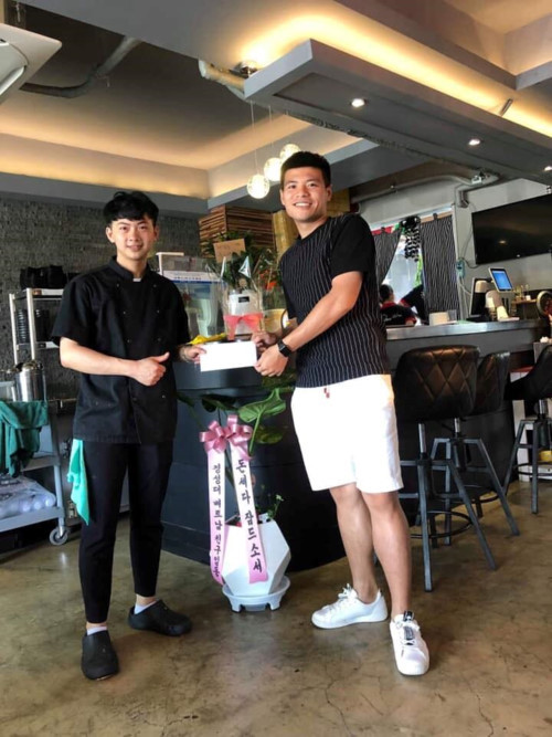 Nguyễn Bá Tuấn Anh (bên trái) nhận quà chúc mừng khai trương từ đại diện Trung tâm du học quốc tế Trần Quang Nguyễn Bá Tuấn Anh (bên trái) nhận quà chúc mừng khai trương từ đại diện Trung tâm du học quốc tế Trần Quang