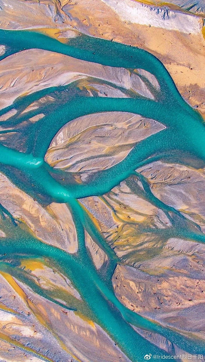 Lyu cho biết việc chưa lập gia đình cho phép anh xa nhà trong thời gian dài. Anh nghỉ công việc thiết kế cảnh quan ở Quảng Châu nửa năm trước để dành hết thời gian chụp ảnh. “Khi làm toàn thời gian, tôi khó mà xin nghỉ. Tôi thường ngủ trên tàu xe để đi được nhiều nơi nhất có thể. Tôi ăn và ngủ trên đường”. Anh vẫn sẽ phải chi tiêu tằn tiện vì đang sống dựa vào khoản tiền tiết kiệm, nhưng anh thấy rất xứng đáng. Ngoài việc chụp được những cảnh tượng khó quên ở những nơi xa xôi nhất Trung Quốc, anh nói chính những người gặp trên đường mới là ấn tượng sâu đậm nhất với anh. Trong ảnh, một dòng sông ở Tây Tạng. Chang trai an, ngu tren tau, di khap Trung Quoc chup lai canh ky vi hinh anh 7