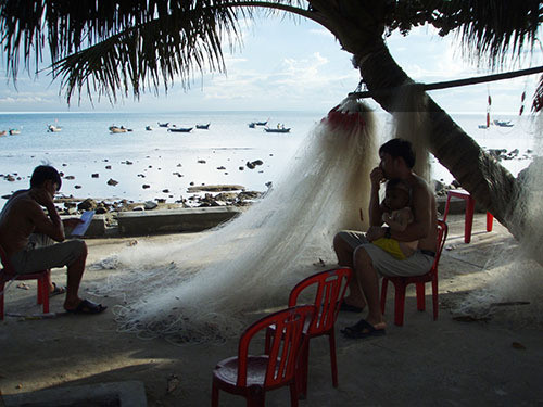 Lưới ba lớp được người dân thả xuống biển Cù Lao Chàm đánh bắt hải sản. Ảnh: Đắc Thành.