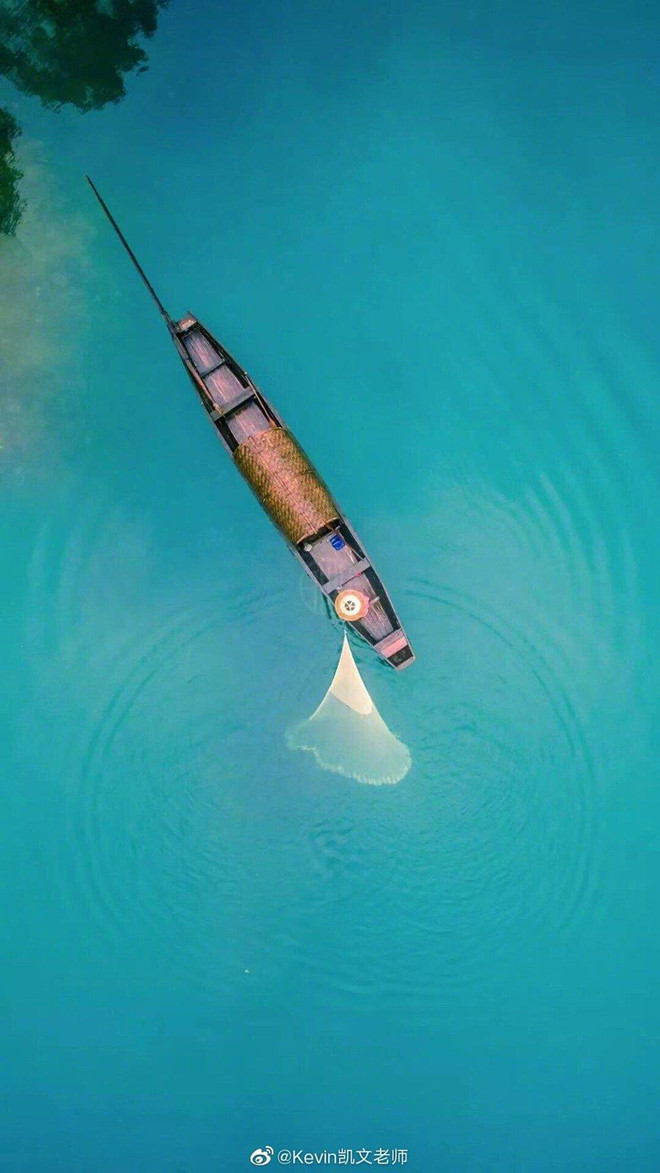 Mang vác thiết bị là thử thách nhất. “Tôi phải mang ít nhất 25 kg trong mỗi chuyến đi”, Lyu cho biết. Anh luôn đi một mình. “Tôi có hai balô mang những chiếc drone, hai máy ảnh có gương lật (SLR), hai chân máy (tripod), và bộ dolly để hỗ trợ chụp time-lapse. Tôi bị khom lưng một chút vì quá nặng”. Trong ảnh, một ngư dân trên sông ở tỉnh Hồ Nam. Chang trai an, ngu tren tau, di khap Trung Quoc chup lai canh ky vi hinh anh 4