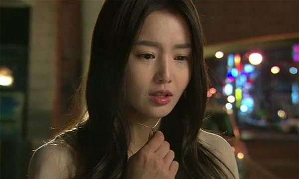 Tỉnh dậy sau đêm tân hôn, tôi chết lặng khi nghe chồng gọi điện cho một người