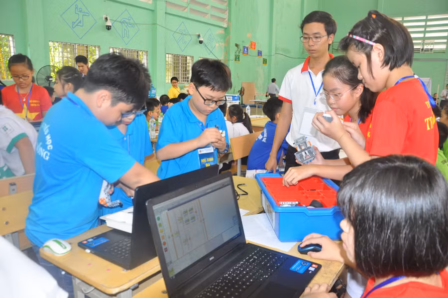  Ngày hội Robothon quốc gia năm 2016 tại thành phố Đà Nẵng diễn ra hết sức sôi nổi, thu hút đông đảo các đội tuyển đến từ các trường tiểu học và trung học cơ sở trên địa bàn.
