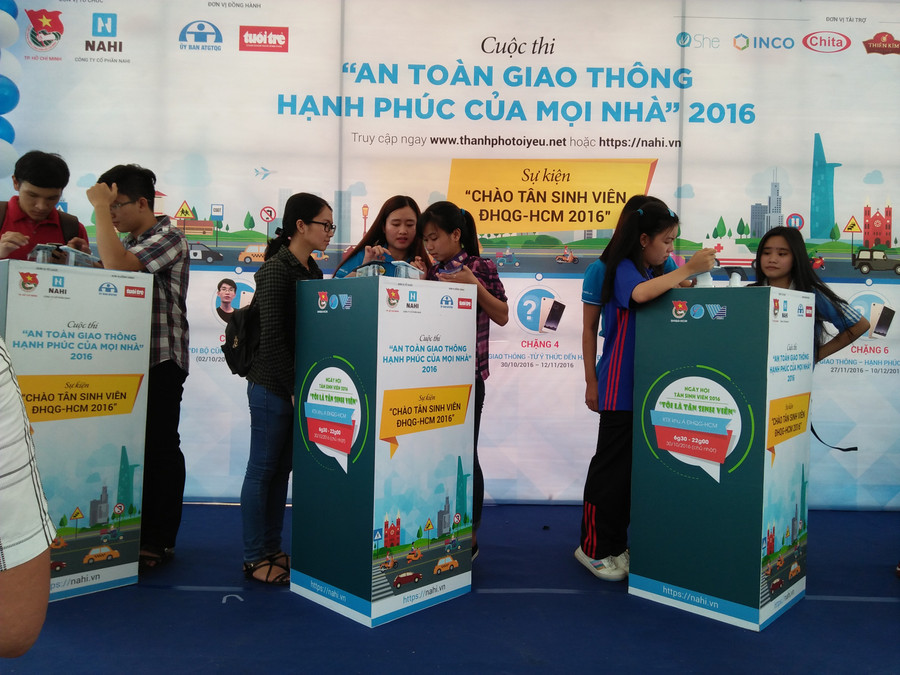 Sinh viên trải nghiệm thi trực tuyến An toàn giao thông – hạnh phúc cho mọi nhà.