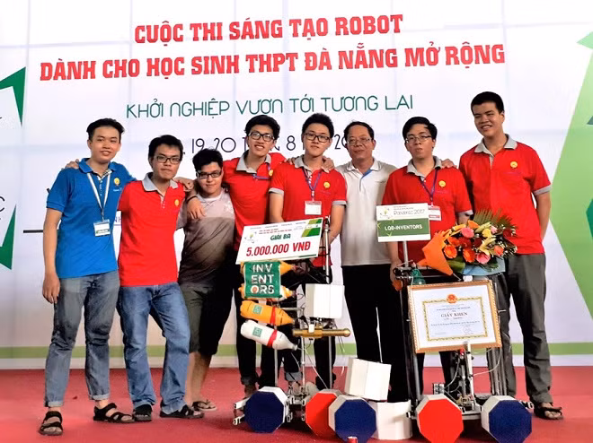 Huỳnh Đức Duy (thứ 5 từ trái sang) đạt giải 3 Robodnic 2017