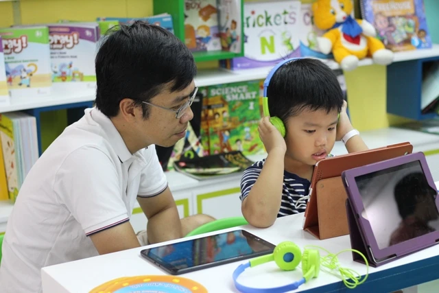 Anh Phạm Văn Phúc cùng bé Thiên Ân trải nghiệm ứng dụng i-Learn Smart Start Fun English tại Hội sách TPHCM 2018