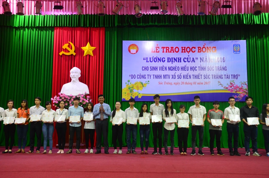 Trao học bổng đầu xuân cho sinh viên nghèo hiếu học