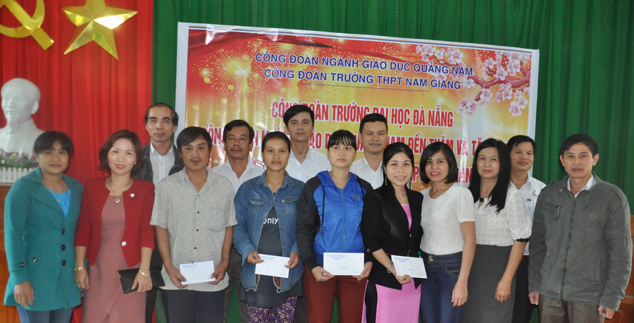 Tập thể cán bộ, giáo viên xúc động khi nhận được sự quan tâm, động viên từ Công đoàn Đại học Đà Nẵng.