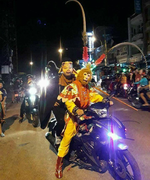 Tề Thiên Đại Thánh và Thiên Bồng nguyên soái dạo phố. 10-anh-hai-hot-nhat-facebook-trong-ngay-8