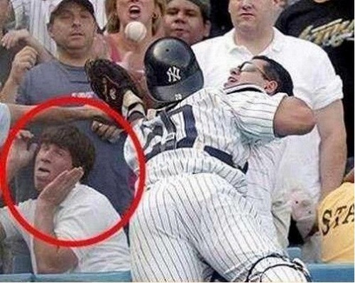 Khoảnh khắc khó đỡ trên sân bóng. 10-anh-hai-hot-nhat-facebook-trong-ngay