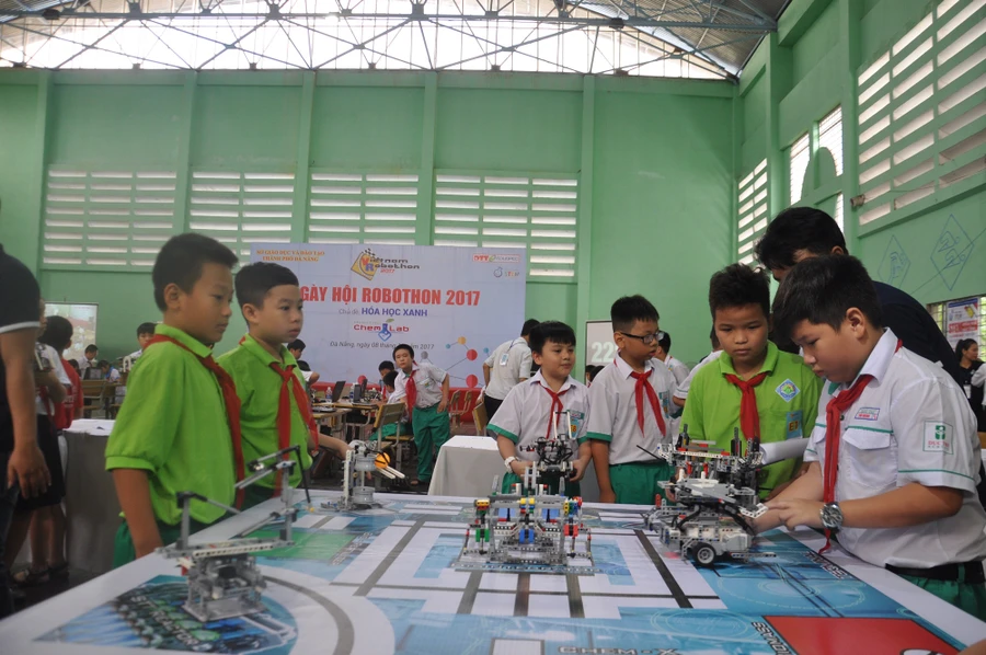 Ngày hội Robothon 2017 thu hút 97 đội Robotics với 280 học sinh tham gia tranh tài.