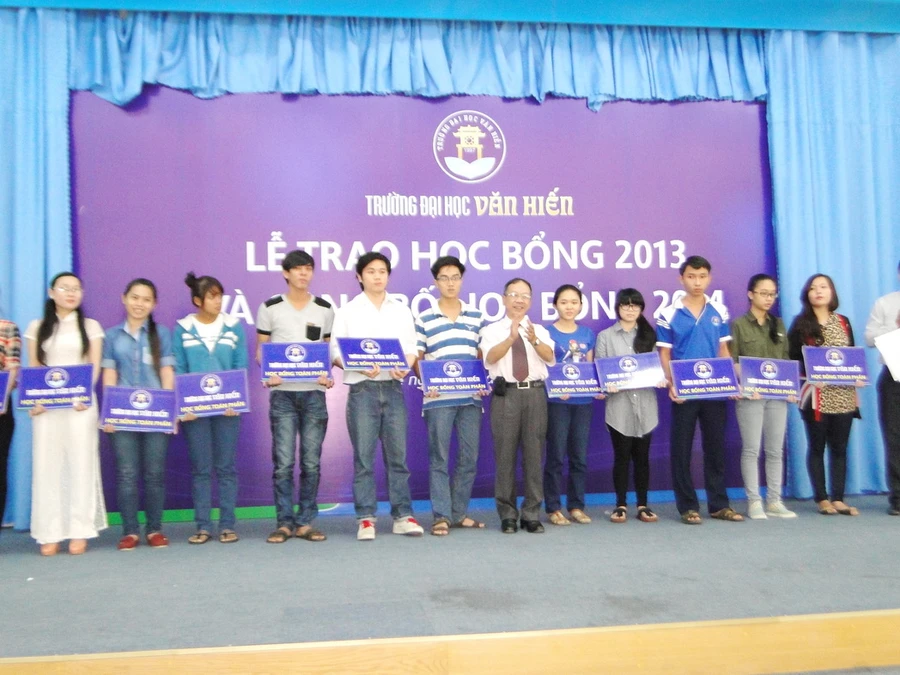 13 sinh viên nhận học bổng toàn phần năm 2013