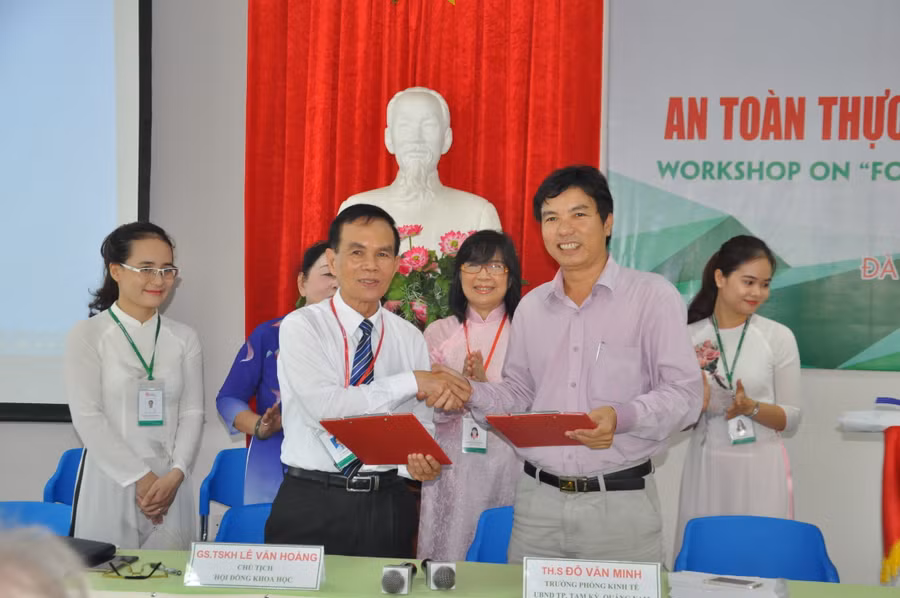 Trường ĐH Đông Á chuyển giao công nghệ, ký kết hợp tác với các doanh nghiệp thuộc lĩnh vực chế biến và bảo quản thực phẩm tại miền Trung. 