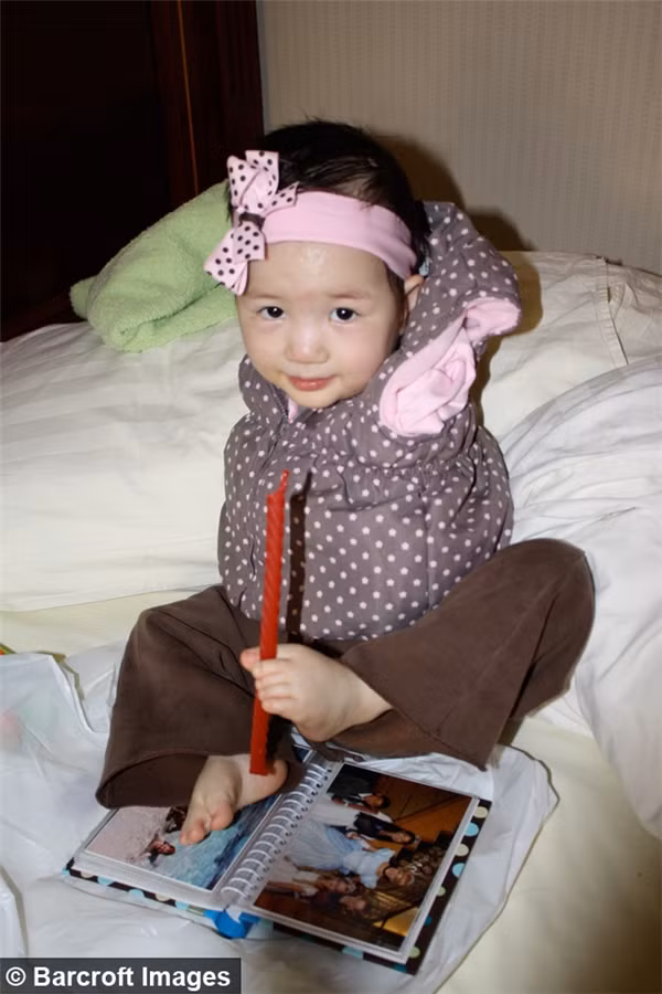 Từ nhỏ, Sophie đã&nbsp;dùng chân để cầm đồ vật.