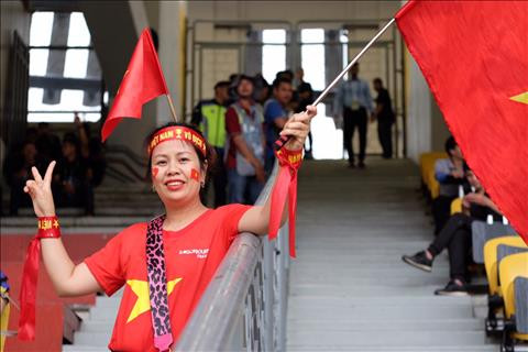 Trực tiếp CĐV Việt Nam tại lượt đi chung kết AFF Cup 2018 hình ảnh