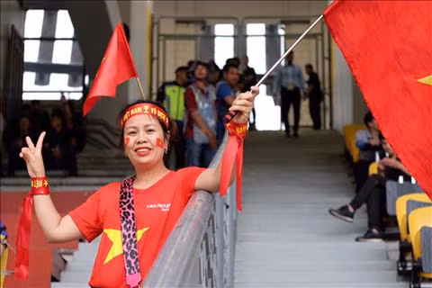 Trực tiếp CĐV Việt Nam tại lượt đi chung kết AFF Cup 2018 hình ảnh