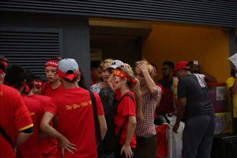 TRỰC TIẾP TỪ BUKIT JALIL Mặc trời mưa, CĐV Việt Nam vẫn ào ào đến sân hình ảnh 2
