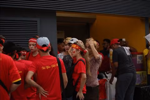 TRỰC TIẾP TỪ BUKIT JALIL Mặc trời mưa, CĐV Việt Nam vẫn ào ào đến sân hình ảnh 2