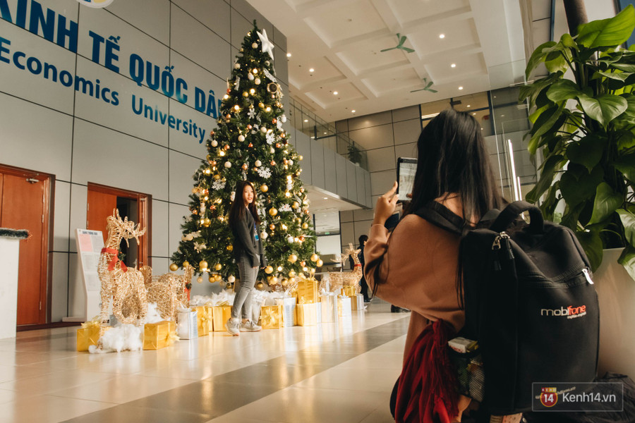 Xịn như Kinh tế Quốc dân: Dựng không gian checkin Noel sang như khách sạn bên trong toà nhà thế kỷ 96.000 m2 với 17 thang máy! - Ảnh 2. Xịn như Kinh tế Quốc dân: Dựng không gian checkin Noel sang như khách sạn bên trong toà nhà thế kỷ 96.000 m2 với 17 thang máy! - Ảnh 2.