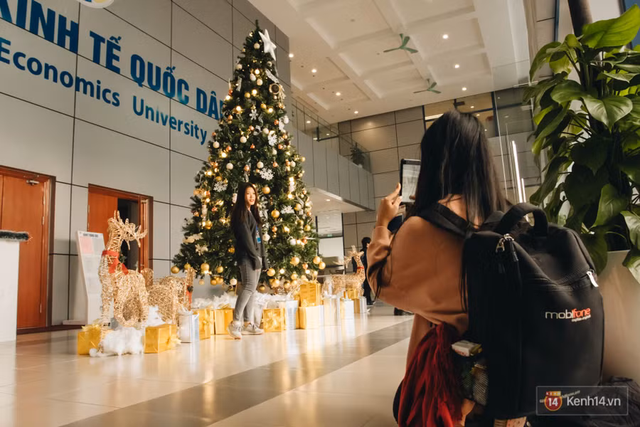 Xịn như Kinh tế Quốc dân: Dựng không gian checkin Noel sang như khách sạn bên trong toà nhà thế kỷ 96.000 m2 với 17 thang máy! - Ảnh 2.