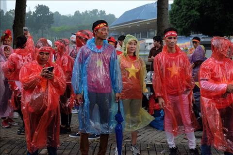 TRỰC TIẾP TỪ BUKIT JALIL Mặc trời mưa, CĐV Việt Nam vẫn ào ào đến sân hình ảnh 2