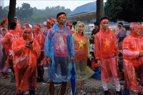 TRỰC TIẾP TỪ BUKIT JALIL Mặc trời mưa, CĐV Việt Nam vẫn ào ào đến sân hình ảnh 2