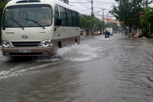 Quảng Nam: Mưa lớn sạt lở mái ta luy đường sắt, sóng lớn uy hiếp bờ biển Cửa Đại