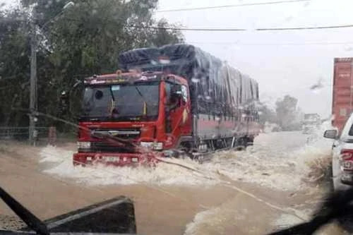 Lũ nhấn chìm hàng nghìn nhà dân ở Bình Định, quốc lộ ngập lút bánh ôtô 