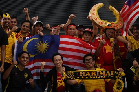 TRỰC TIẾP TỪ BUKIT JALIL Mặc trời mưa, CĐV Việt Nam vẫn ào ào đến sân hình ảnh 2