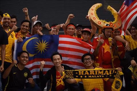 TRỰC TIẾP TỪ BUKIT JALIL Mặc trời mưa, CĐV Việt Nam vẫn ào ào đến sân hình ảnh 2