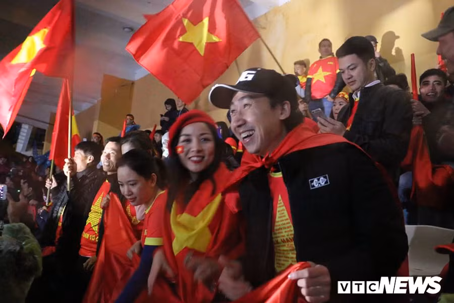 CDV Ha Noi doi mua nhay mua, ho reo 