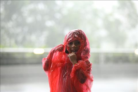 TRỰC TIẾP TỪ BUKIT JALIL Mặc trời mưa, CĐV Việt Nam vẫn ào ào đến sân hình ảnh 2