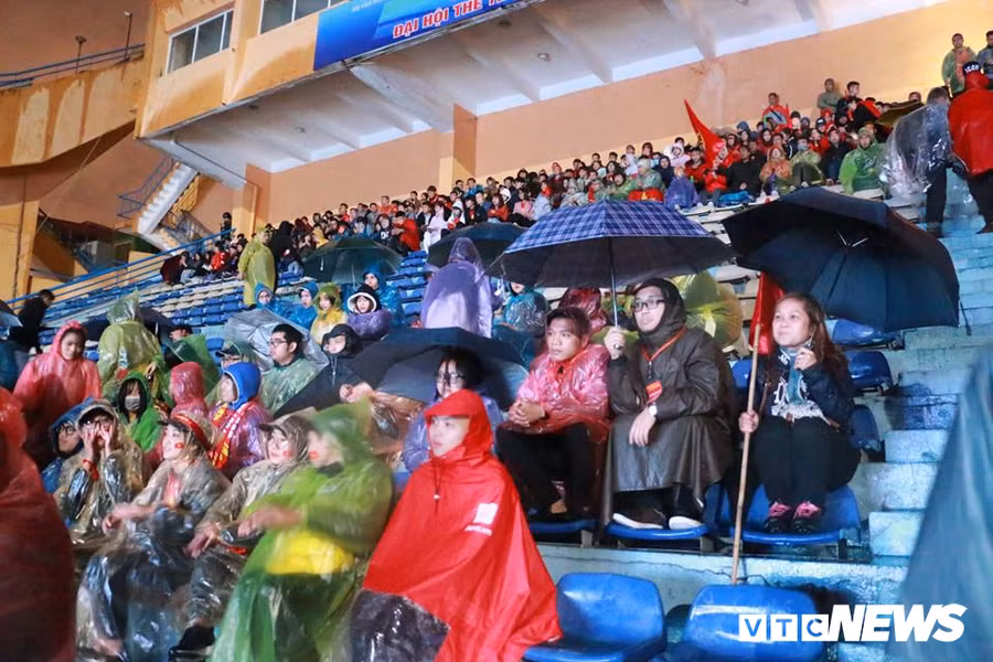 CDV Ha Noi doi mua nhay mua, ho reo 