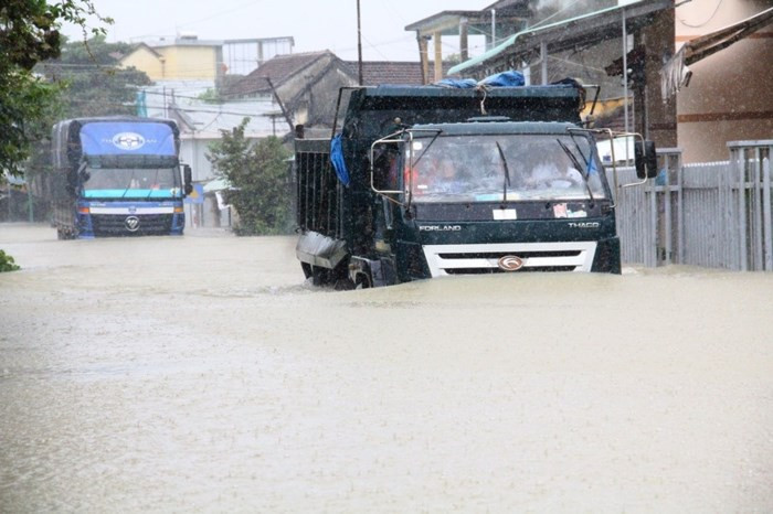 Mưa lịch sử nước ngập đến cổ người, hàng trăm ngôi nhà chỉ còn nhìn thấy nóc ảnh 13 Mưa lịch sử nước ngập đến cổ người, hàng trăm ngôi nhà chỉ còn nhìn thấy nóc ảnh 13