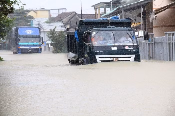 Mưa lịch sử nước ngập đến cổ người, hàng trăm ngôi nhà chỉ còn nhìn thấy nóc ảnh 13