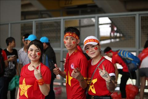 TRỰC TIẾP TỪ BUKIT JALIL Mặc trời mưa, CĐV Việt Nam vẫn ào ào đến sân hình ảnh 2