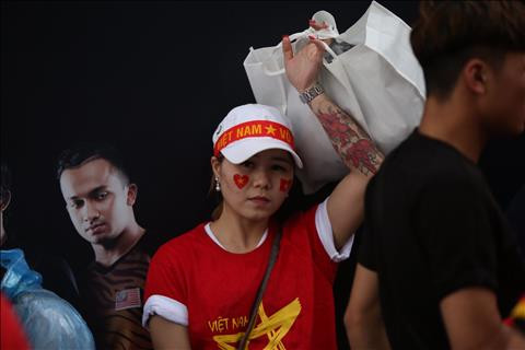 TRỰC TIẾP TỪ BUKIT JALIL Mặc trời mưa, CĐV Việt Nam vẫn ào ào đến sân hình ảnh 2