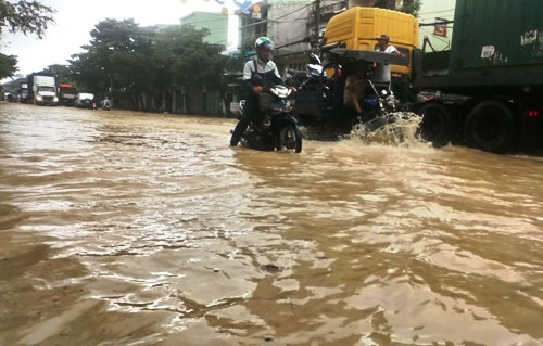 Đường Hùng Vương, TP Quy Nhơn ngập nặng ngày 10/12. Ảnh:Thạch Thảo. Đường Hùng Vương, TP Quy Nhơn ngập nặng ngày 10/12. Ảnh: Thạch Thảo.