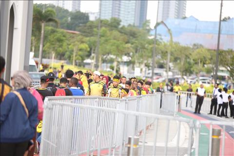 TRỰC TIẾP TỪ BUKIT JALIL Trời đổ mưa tầm tã trước trận đấu hình ảnh 2