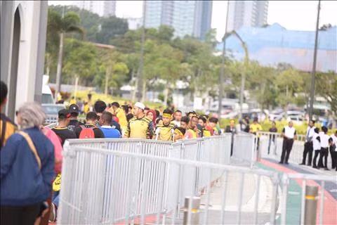 TRỰC TIẾP TỪ BUKIT JALIL Trời đổ mưa tầm tã trước trận đấu hình ảnh 2