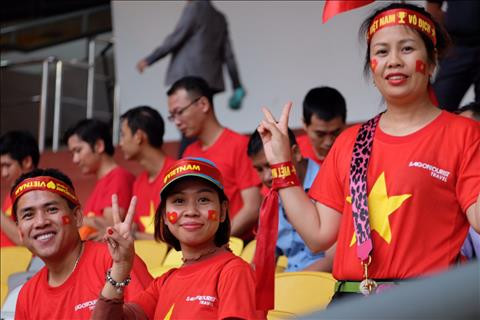 Trực tiếp CĐV Việt Nam tại lượt đi chung kết AFF Cup 2018 hình ảnh