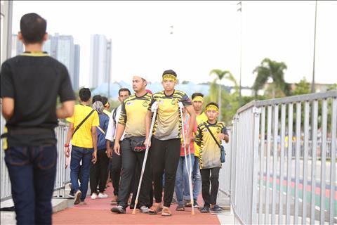 TRỰC TIẾP TỪ BUKIT JALIL Trời đổ mưa tầm tã trước trận đấu hình ảnh 2