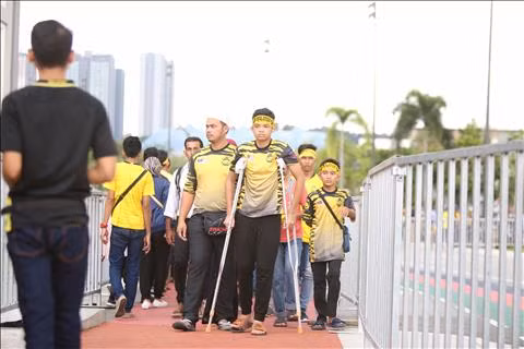 TRỰC TIẾP TỪ BUKIT JALIL Trời đổ mưa tầm tã trước trận đấu hình ảnh 2